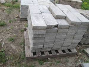 lot 105 image: Pallet of 815 landscape blocks...
