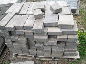 lot 106 image: Pallet of assorted size pavers from...