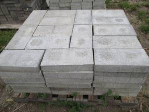 lot 107 image: Pallet of 815 landscape blocks...