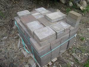 lot 115 image: Pallet of 811 patio pavers...