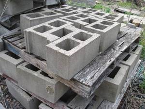 lot 118 image: Pallet of 715 cinder blocks...