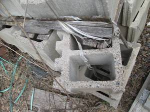 lot 119 image: Pallet of 715 cinder blocks...