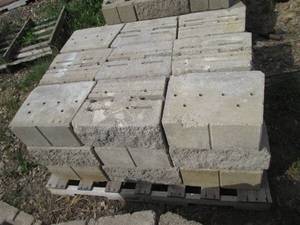lot 124 image: Pallet of 1217 Versa Lok retaining wall b...
