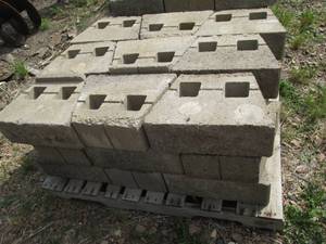 lot 125 image: Pallet of 1217 retaining wall b...