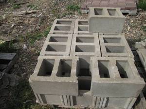 lot 129 image: Pallet of 715 cinder blocks...