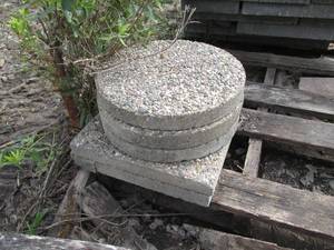lot 137 image: Pallet with round and Square cement...