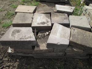 lot 140 image: Pallet of 1017 retaining wall c...