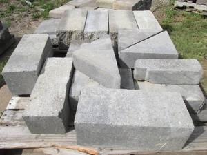 lot 151 image: Pallet of assorted size retaining w...