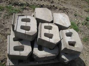 lot 153 image: Pallet of 1018 retaining wall b...