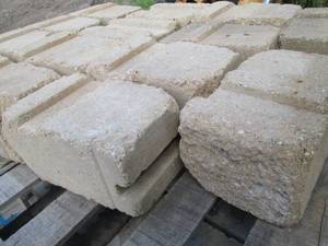 lot 154 image: Pallet of 128 retaining wall bl...