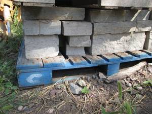 lot 155 image: Pallet of assorted size retaining w...