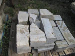 lot 156 image: Pallet of assorted size retaining w...