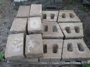 lot 165 image: Pallet of 1112 retaining wall b...