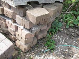 lot 175 image: Pallet of 811 retaining wall bl...