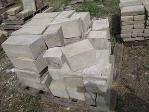 lot 181 image: Pallet of assorted size retaining w...