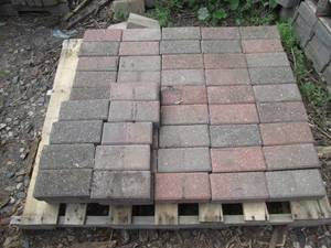 lot 185 image: Pallet of 48 cobble stone style...
