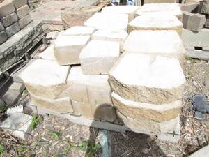 lot 192 image: Pallet of assorted size retaining w...