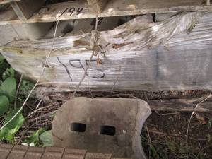 lot 195 image: Pallet of cement style retaining wa...