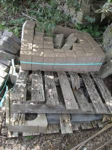 lot 196 image: Pallet of assorted retaining wall b...