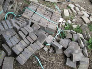 lot 197 image: Pallet and pile of misc size, style...