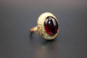 lot 10 image: 15K Gold & Red Stone Cocktail Ring