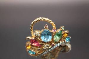 lot 27 image: Coro Craft Costume Rhinestone Basket Brooch