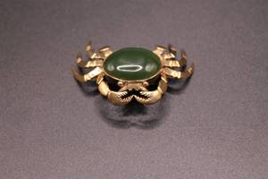 lot 5 image: 14K Gold & Green Chalcedony Crab Brooch