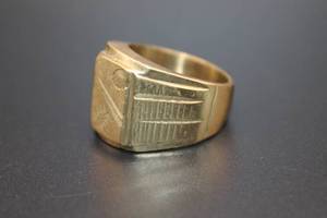 lot 1 image: 18K Gold Ring
