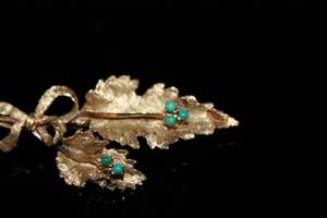 lot 15 image: 14K Gold Leaf & Stone Brooch