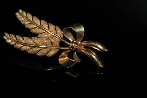 lot 18 image: 18K Gold Wheat Brooch