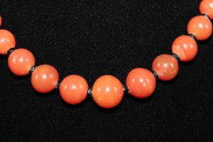 lot 32 image: Carnelian & Onyx Bead Necklace