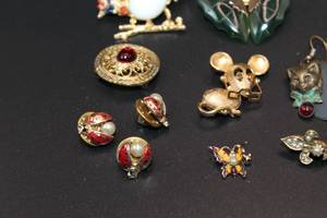 lot 50 image: Gold-Tone Costume Brooches