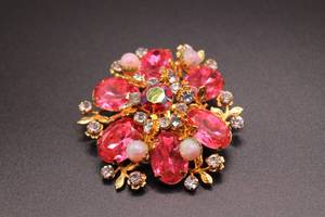 lot 60 image: Beaujewel Pink Rhinestone Brooch & Earrings Set