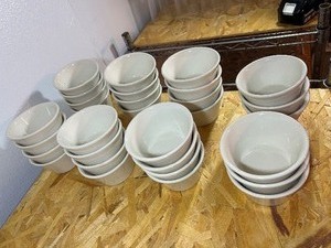 lot 83 image: 30 Homer Laughlin 9oz. Bouillon Bowls 4-38