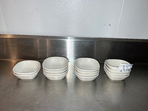 lot 89 image: 14 Homer Laughlin Baxter Square Bowl