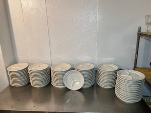 lot 76 image: 79 Homer Laughlin Restaurant Ware 9.5 Divided Dinner Plates