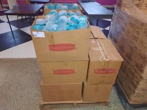 lot 48 image: Pallet of Rubbermaid Round Food Containers
