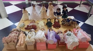 lot 167 image: Doll Collection