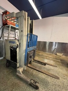 lot 20A image: Crown 35RRTT Fork Lift