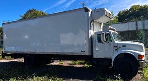 lot 1 image: NO RESERVE 1998 International 4900 Navistar 4X2 low miles