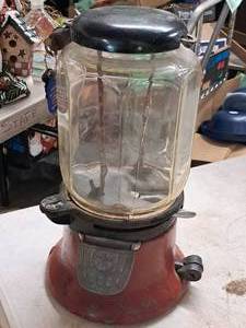 lot 962 image: Vintage Octogon Glass Gumball Machine with Key