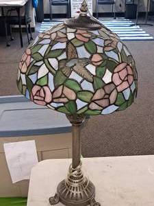lot 954 image: Hummingbird theme Tiffany Style Table Lamp