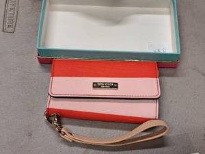 lot 982 image: Kate Spade Womens Wallet with Box