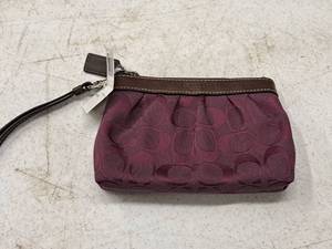 lot 984 image: Coach Womens Clutch
