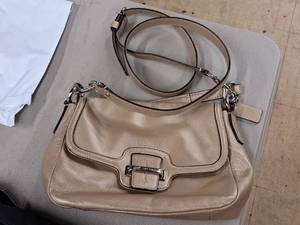 lot 990 image: Coach Womens Leather Purse