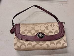 lot 995 image: Coach Womens Clutch