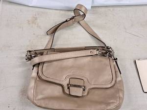 lot 989 image: Coach Womens Leather Purse