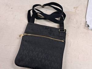 lot 998 image: Michael Kors Womens Purse