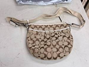 lot 987 image: Coach Womens Over-Shoulder Purse