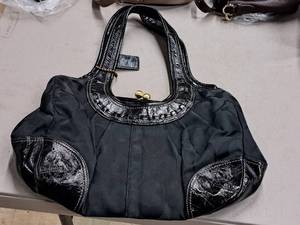 lot 1005 image: Coach Womens Leather Purse